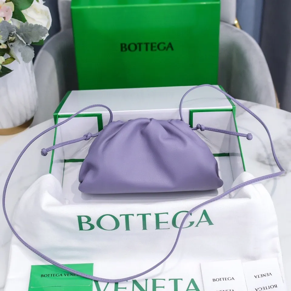 Batch 1120 Bottega Veneta cloud bag ☁️POUCH series original plain calfskin, super low-key and attractive, soft and casual, major Internet celebrity bloggers are crazy about calling it, fashionable and classy, ​​lazy and intellectual, small size: 23*13*8 (small cloud plain) lavender